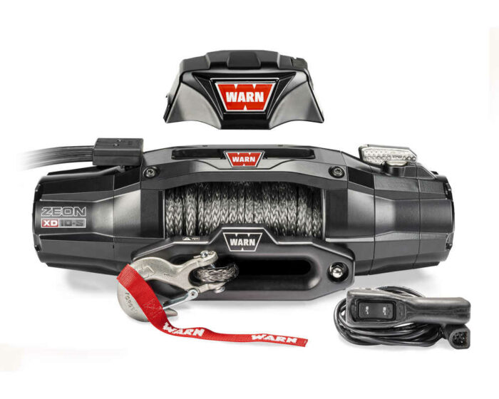 De Warn ZEON XD elektrische lier 12V met synthetisch liertouw, model 110010, heeft een zwarte behuizing met een touw, haak en afstandsbediening. Hij onderscheidt zich door zijn unieke rode labels op zowel de lier als de kap.
