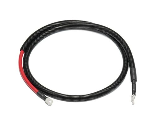 Een opgerolde zwart-rode kabel met metalen connectoren aan beide uiteinden, tegen een witte achtergrond.