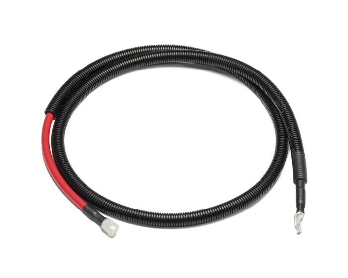 Een opgerolde zwart-rode kabel met metalen connectoren aan beide uiteinden, tegen een witte achtergrond.