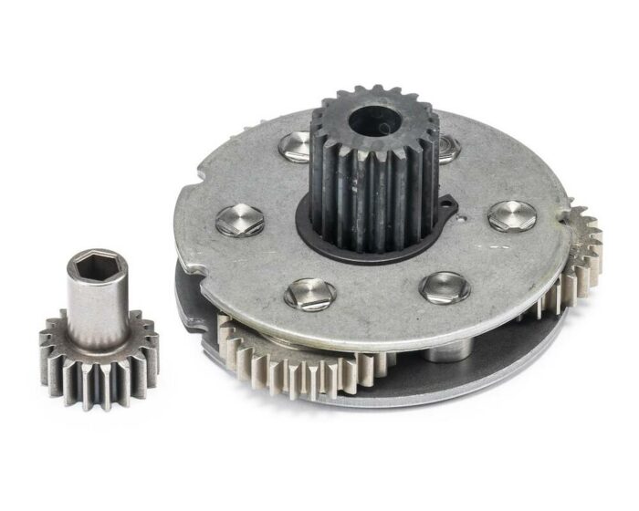 Een metalen tandwielconstructie met daarnaast een kleiner tandwiel op een witte achtergrond.